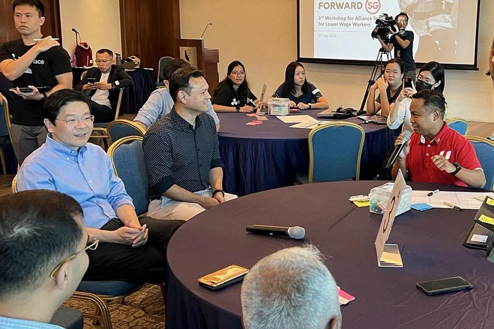TINGKAT PEKERJA BERGAJI RENDAH: (Duduk, dari kiri) Encik Wong dan Menteri Negara Kanan (Tenaga Manusia merangkap Pertahanan), Encik Zaqy Mohamad, mendengar pandangan yang dikongsi seorang anggota Perikatan untuk Bertindak (AfA) bagi Pekerja Bergaji Rendah. - Foto BM oleh ERVINA MOHD JAMIL