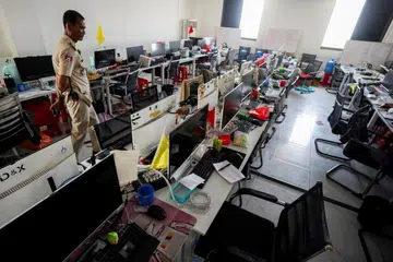 Seorang pegawai polis memeriksa bahagian dalam sebuah kompleks penipuan dikenali sebagai “My Casino” yang digunakan untuk operasi penipuan, yang menurut polis dimiliki bekas taikun dan pemilik kasino, Ly Kuong. Ly Kuong ditahan pada 15 Januari dan didakwa atas kesalahan pengambilan pekerja secara haram untuk tujuan eksploitasi, penipuan terancang serta mempunyai kaitan dengan jenayah terancang. Gambar dirakam di wilayah Kampot, Kemboja, pada 10 Februari 2026.