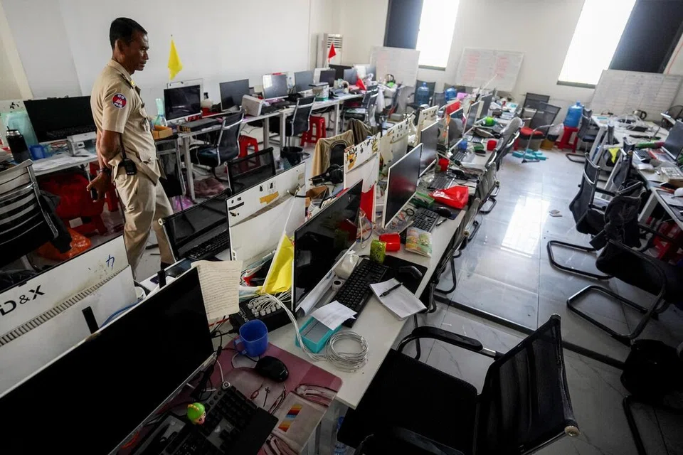 Seorang pegawai polis memeriksa bahagian dalam sebuah kompleks penipuan dikenali sebagai “My Casino” yang digunakan untuk operasi penipuan, yang menurut polis dimiliki bekas taikun dan pemilik kasino, Ly Kuong. Ly Kuong ditahan pada 15 Januari dan didakwa atas kesalahan pengambilan pekerja secara haram untuk tujuan eksploitasi, penipuan terancang serta mempunyai kaitan dengan jenayah terancang. Gambar dirakam di wilayah Kampot, Kemboja, pada 10 Februari 2026.