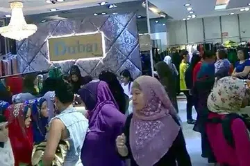 SESAK MENJELANG RAYA: Para pelanggan di Butik Dubai By Persian membeli-belah di saat-saat akhir Ramadan minggu lalu. - Foto PERSIAN BUTIK