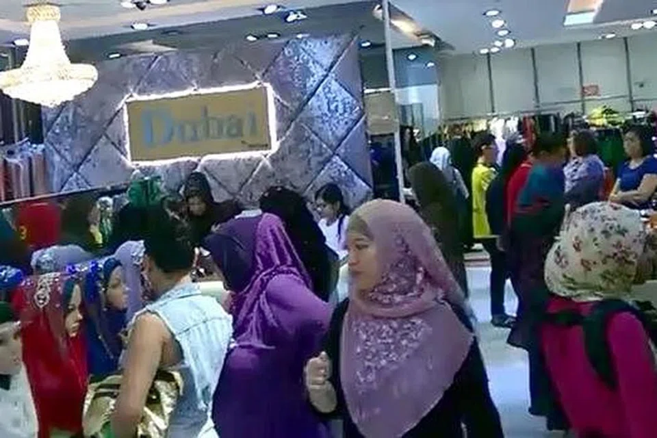 SESAK MENJELANG RAYA: Para pelanggan di Butik Dubai By Persian membeli-belah di saat-saat akhir Ramadan minggu lalu. - Foto PERSIAN BUTIK