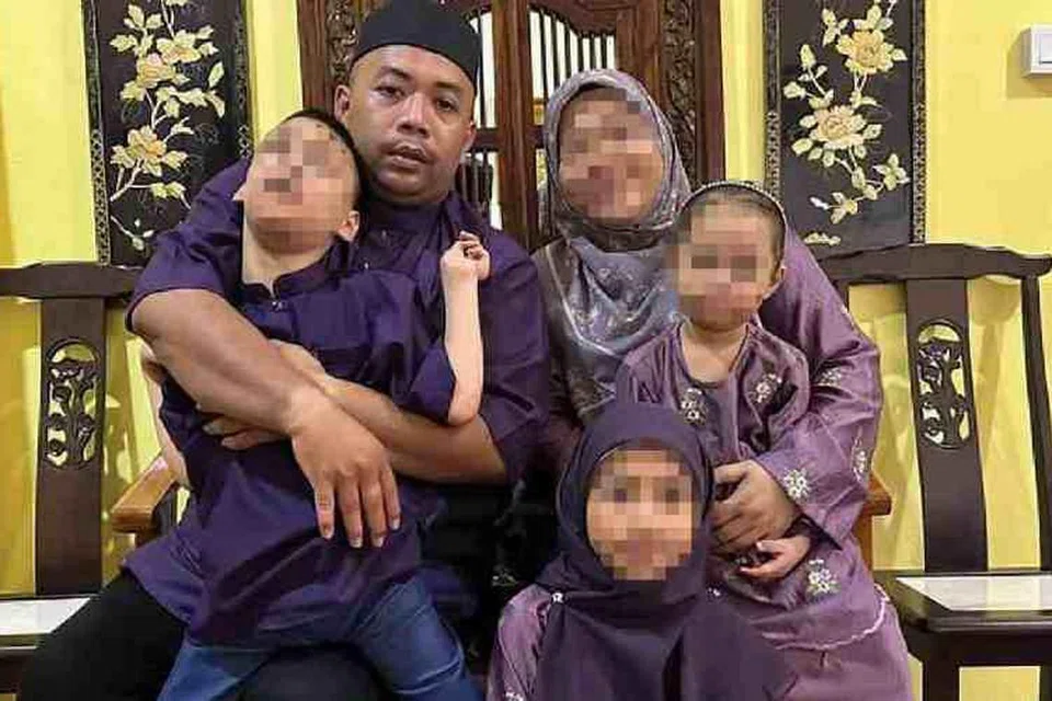 Cik Siti Noraida Hassan memberitahu suaminya, Encik Muhammad Nur Hadith (belakang kiri), masih ditidurkan di Hospital Cyberjaya dan keadaannya belum stabil selepas menjadi mangsa tembakan suami kepada majikannya di Lapangan Terbang Antarabangsa Kuala Lumpur pada 14 April.