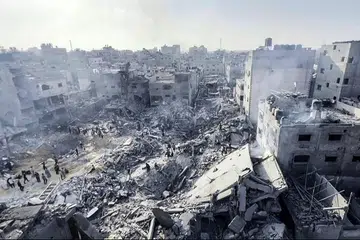 KESAN DIBOM: Warga Palestin memeriksa kemusnahan akibat pengeboman Israel ke atas Jabalia, kem pelarian terbesar di Gaza, pada Selasa.