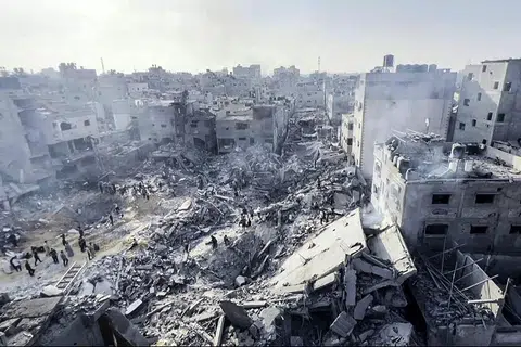 KESAN DIBOM: Warga Palestin memeriksa kemusnahan akibat pengeboman Israel ke atas Jabalia, kem pelarian terbesar di Gaza, pada Selasa.