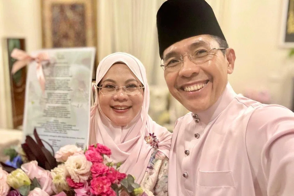 Menteri di Pejabat Perdana Menteri yang juga Menteri Kedua (Pendidikan merangkap Ehwal Luar), Dr Mohamad Maliki Osman (kanan) berkongsi puisi yang ditulis khas untuk isterinya, Cik Sadiah Shahal, di Facebook.