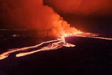 Letupan gunung berapi dan diikuti lahar panas mengalir perlahan dilaporkan berlaku dekat Grindavik, Iceland, pada 16 Mac.