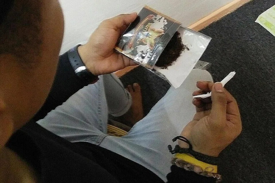 MURAH DAN MUDAH DIDAPATI: Amri (bukan nama sebenar) mendakwa dia rebah hanya selepas dua kali menghisap mushroom yang dibeli dengan harga $10 sepaket di Chai Chee. - Foto oleh PEMBACA BM