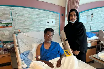 TEMAN SUAMI: Encik Amjath Khan, 42 bersama isteri Cik Shainaz Banu, 37 tahun yang telah diterbangkan ke Singapura oleh majikannya untuk menemani suaminya ketika ini.