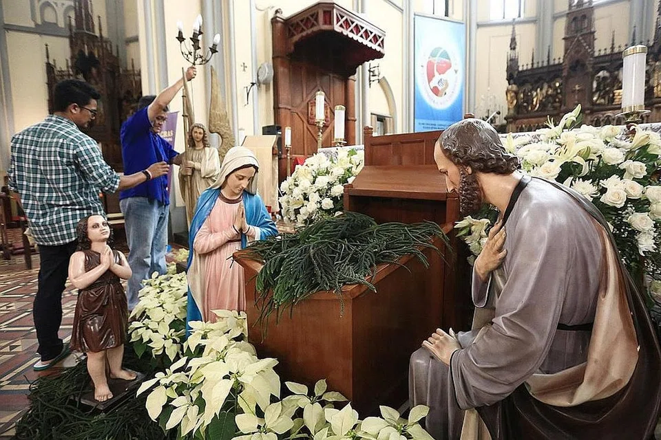 BUAT PERSEDIAN: Jakarta Cathedral dihias bagi perayaan Krismas. Gereja-gereja di Indonesia merupakan antara kawasan yang akan dilindungi pegawai polis menjelang Krismas dan Tahun Baru dalam menjangkakan serangan pengganas. - Foto THE JAKARTA POST