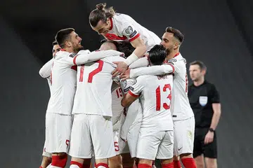 RAI GOL: Para pemain Turki meraikan gol jaringan Hakan Calhanoglu (tidak kelihatan) ketika menumpaskan Belanda 4-2 awal pagi semalam. - Foto REUTERS