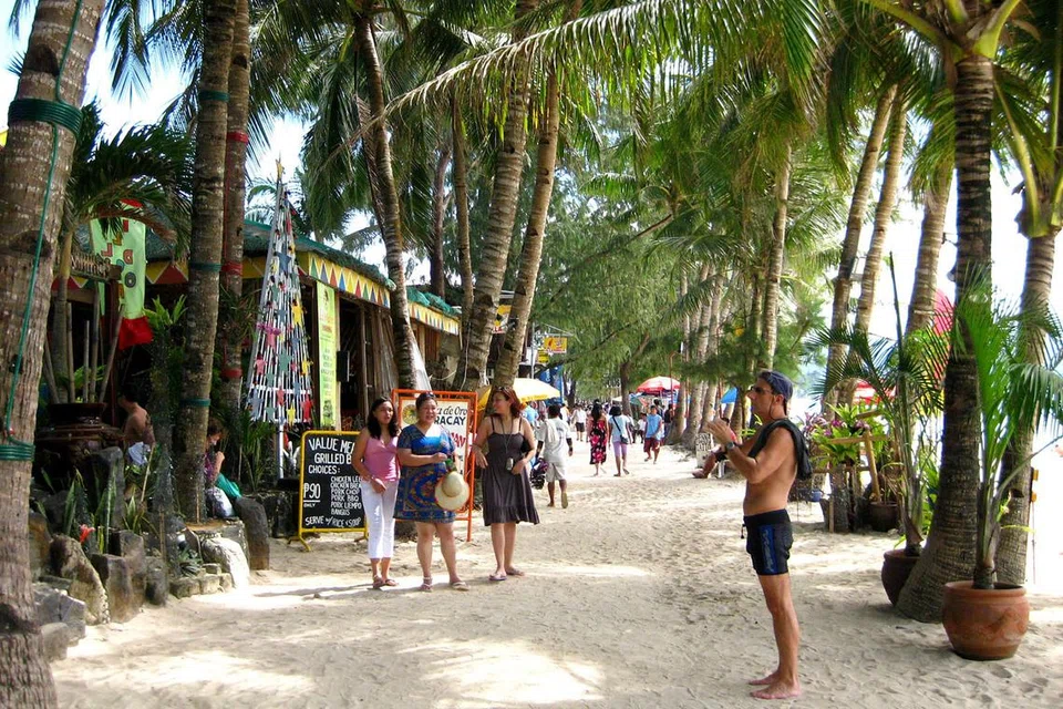 LENGKAP KEMUDAHAN: Restoran-restoran di Boracay antara yang menjadi tarikan pelancong ke kawasan tersebut.