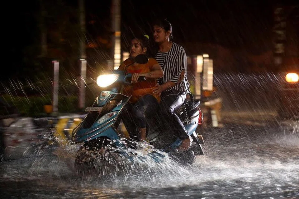 Serangan kilat pada musim hujan tahunan Jun hingga September adalah perkara biasa di India. 