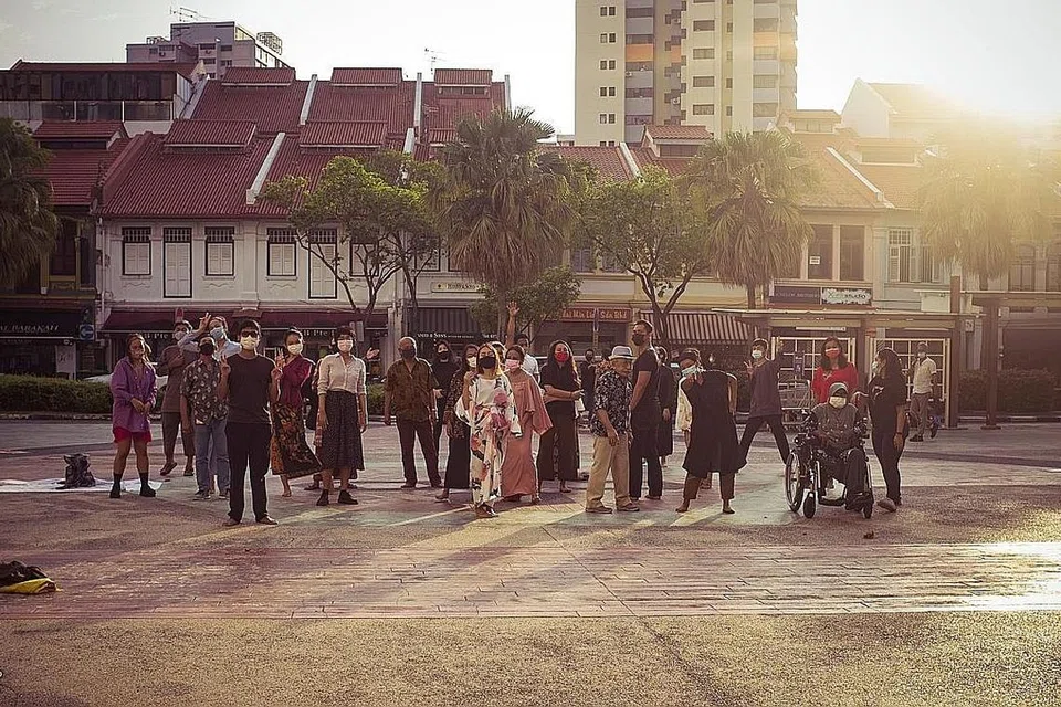 SENI JADI RUANG PERKONGSIAN: Penghasilan projek 7KaliBah melibatkan peserta muda dan tua daripada pelbagai badan masyarakat yang berkongsi pengalaman, keluhan, harapan serta memori mereka tentang Geylang Serai. - Foto ihsan NOOR ISKANDAR 