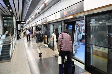 Penumpang di stesen MRT Outram Park pada 19 Disember 2024. Satu masalah isyarat pada 27 Disember telah menyebabkan komunikasi antara sistem isyarat dengan kereta api terganggu.