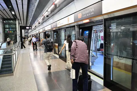 Penumpang di stesen MRT Outram Park pada 19 Disember 2024. Satu masalah isyarat pada 27 Disember telah menyebabkan komunikasi antara sistem isyarat dengan kereta api terganggu.