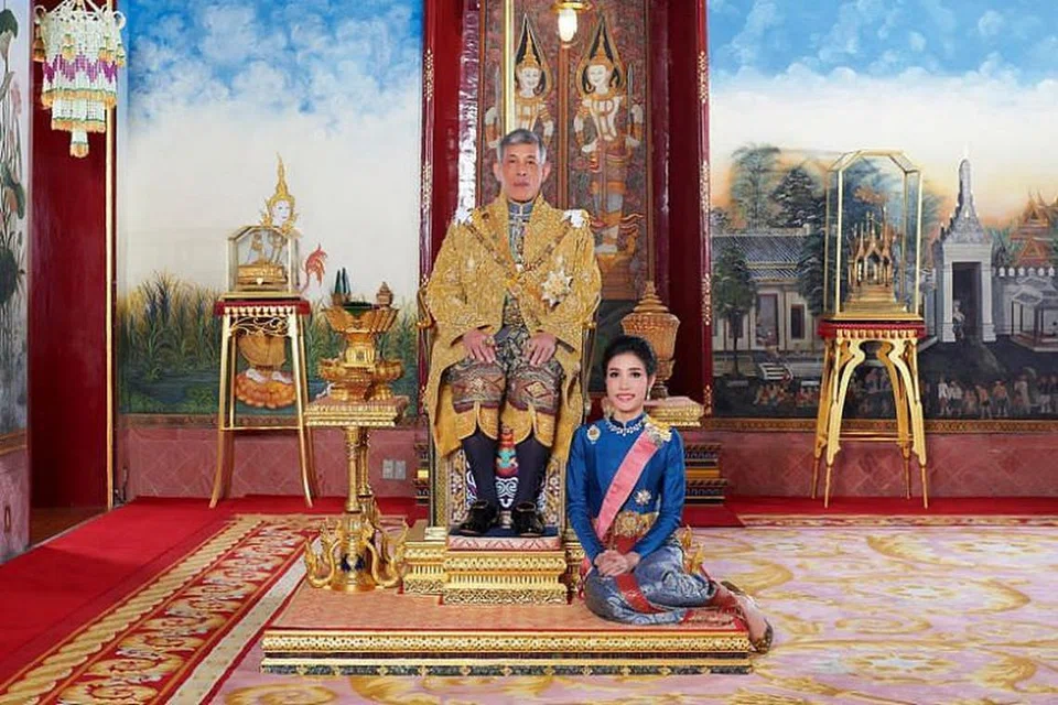 DILUCUTKAN JAWATAN: Raja Maha Vajiralongkorn telah melucutkan jawatan Cik Sineenat sebagai peneman diraja atas sebab beliau tidak berterima kasih dan cuba menganiaya Ratu. -Foto PEJABAT DIRAJA THAILAND/AFP.
