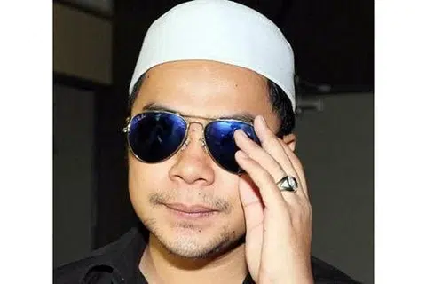 SAH BERCERAI: Fiza Elite, diiringi beberapa temannya, sah bercerai dengan Adam AF2 (gambar) kelmarin. - Gambar MSTAR.COM.MY