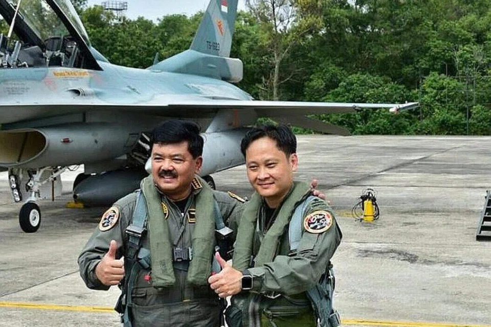 Angkatan Udara Republik Singapura (RSAF) mula mengadakan latihan bersama Angkatan Udara Tentera Nasional Indonesia (TNI AU) pada 1980 menerusi Latihan Elang Indopura. Sejak itu kededua pasukan kerap mengadakan pertukaran profesional. Tahun lalu juruterbang RSAF dan TNI AU (gambar) mengadakan persembahan penerbangan bersama sempena meraikan ulang tahun ke-50 hubungan diplomatik Singapura-Indonesia. Sebanyak 20 jet pejuang membelah langit di Marina South dalam formasi angka '50' semalam sempena sambutan jubli emas itu. Acara terbang lalu bersama itu bukan hanya merupakan yang terbesar dan paling rumit pernah dijalankan RSAF bersama mana-mana angkatan udara asing bahkan ia juga menunjukkan keupayaan kedua-dua angkatan udara itu beroperasi bersama dan persefahaman antara mereka, kata Kementerian Pertahanan (Mindef).