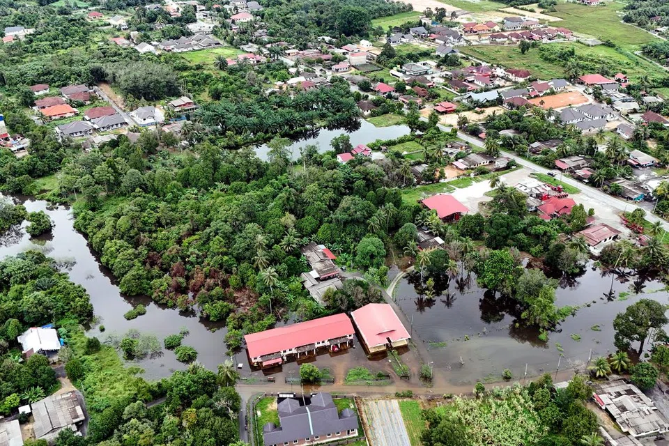 Keadaan rumah penduduk di Kampung Rawai, Marang, Terengganu, masih digenangi banjir pada 25 November. Beberapa penduduk mengalami kesukaran membersihkan rumah mereka berikutan banjir  dan hujan tidak menentu.