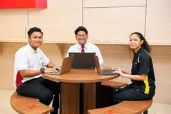 BERTERIMA KASIH: Pelajar (dari kiri) Hursha'ien Addin Abdullah, Muhammad Fitri Ismail dan Nur Addina Sephia Norman bersyukur kerana adalah dalam kalangan pelajar yang menerima komputer riba dari syarikat Lenovo di bawah inisiatif 'I Learn U Learn'. - Foto ITE