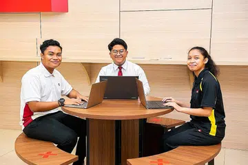 BERTERIMA KASIH: Pelajar (dari kiri) Hursha'ien Addin Abdullah, Muhammad Fitri Ismail dan Nur Addina Sephia Norman bersyukur kerana adalah dalam kalangan pelajar yang menerima komputer riba dari syarikat Lenovo di bawah inisiatif 'I Learn U Learn'. - Foto ITE