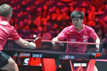 Pemain pingpong Singapura, Izaac Quek (kanan), menentang pemain Sweden, Anton Kallberg, dalam pertembungan perseorangan lelaki Singapore Smash di OCBC Arena.