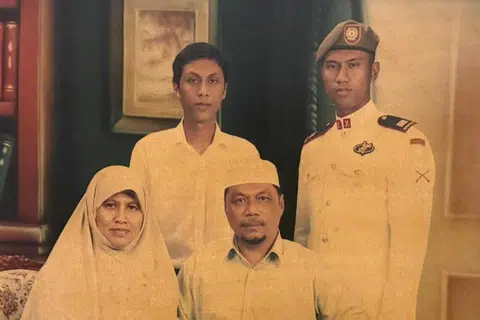 Brigedier Jeneral (BG) Fairoz Hassan (berdiri, kanan) bergambar dengan keluarganya sekitar 2002. Beliau diapit abangnya, Encik Herman Hassan, bersama ibu, Cik Sukini Sajari, dan bapa, Encik Hassan Haron.