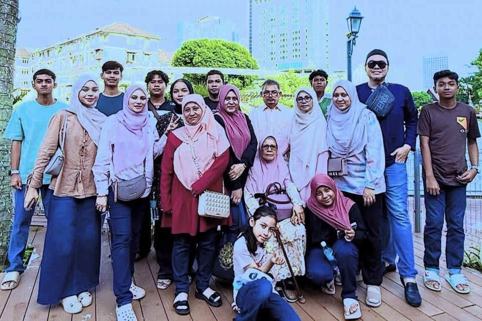 Pensyarah Perubatan Malaysia, Dr Hanis Hidayu Kasim (berdiri, tiga dari kanan), yang lulus cemerlang tanpa pembetulan dalam penyelidikannya untuk pengajian Doktor Falsafah (PhD) di Universiti Cambridge, Britain, dan menyifatkan keluarga penguat semangatnya untuk menempuh sebarangcabaran dalam proses menamatkan pengajian.