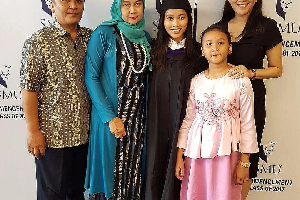 SOKONGAN KELUARGA: Meskipun jauh di mata, keluarga Cik Nurul Ayu Fajarani (tengah) yang berada di Bali, Indonesia, sering memberi perangsang kepadanya. (Dari kiri) Bapanya, Encik Mohamad Saleh; ibunya, Cik I Gusti Ayu Mas Manik; adiknya, Sukma Ayu Fauziah, dan kakaknya Cik Diah Ayu Faradila sama-sama meraikan kejayaan beliau mendapat ijazah dengan keputusan cemerlang. - Foto ihsan NURUL AYU FAJARANI