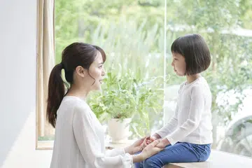 Menurut pakar, langkah pertama yang ibu bapa perlu amalkan adalah untuk kekal tenang dalam apa jua keadaan, meskipun ia tak semudah yang diharapkan. 