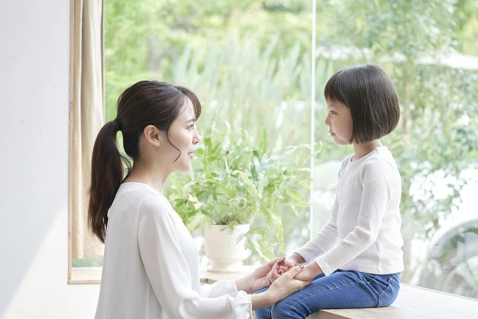Menurut pakar, langkah pertama yang ibu bapa perlu amalkan adalah untuk kekal tenang dalam apa jua keadaan, meskipun ia tak semudah yang diharapkan. 
