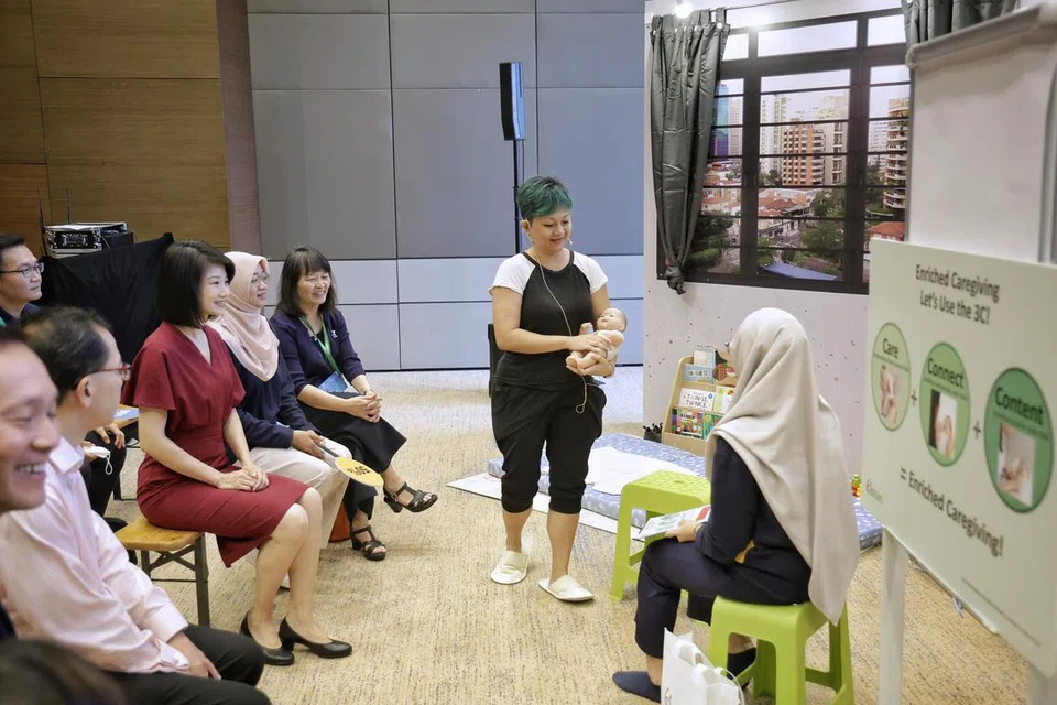 PERSEMBAHAN SKIT: Menteri Negara (Pembangunan Sosial dan Keluarga merangkap Ehwal Dalam Negeri), Cik Sun Xueling (tiga dari kiri), dan Ketua Pegawai Eksekutif KidSTART, Cik Rahayu Buang (empat dari kiri), menonton persembahan skit tentang ibu baru bersalin yang menerima sokongan daripada pengamal KidSTART semasa acara ‘KidSTART Partners’ Townhall’ di Hotel One Farrer pada 26 Januari. 