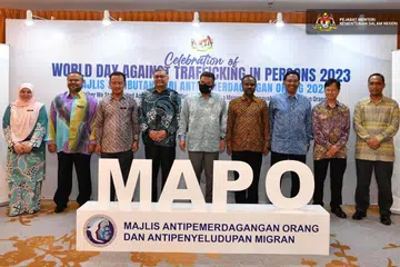 RASMI MAJLIS: Menteri Dalam Negeri Malaysia, Datuk Seri Saifuddin Nasution Ismail (berpelitup muka) merasmikan Majlis Sambutan Hari Antipemerdagangan Orang Sedunia 2023, di Putrajaya.
