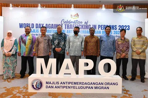 RASMI MAJLIS: Menteri Dalam Negeri Malaysia, Datuk Seri Saifuddin Nasution Ismail (berpelitup muka) merasmikan Majlis Sambutan Hari Antipemerdagangan Orang Sedunia 2023, di Putrajaya.
