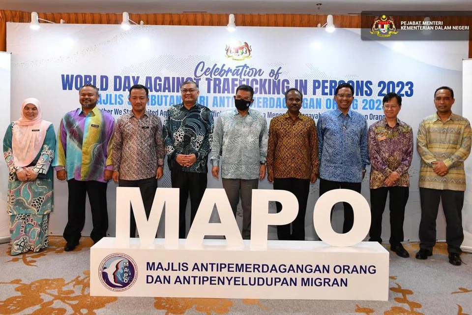 RASMI MAJLIS: Menteri Dalam Negeri Malaysia, Datuk Seri Saifuddin Nasution Ismail (berpelitup muka) merasmikan Majlis Sambutan Hari Antipemerdagangan Orang Sedunia 2023, di Putrajaya.