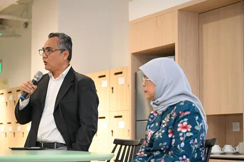 UNGKAPAN TULUS: Editor BH, Encik Nazry Mokhtar, menyampaikan ucapan penghargaan kepada mantan Presiden Singapura, Puan Halimah Yacob.