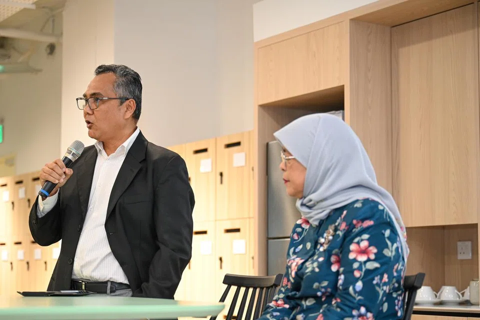 UNGKAPAN TULUS: Editor BH, Encik Nazry Mokhtar, menyampaikan ucapan penghargaan kepada mantan Presiden Singapura, Puan Halimah Yacob.