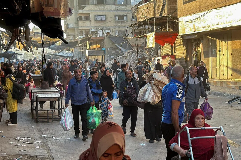 Para penduduk terpaksa berpindah atas arahan tentera Israel yang meningkatkan serangan dan pengeboman di Beit Lahiya, utara Gaza.