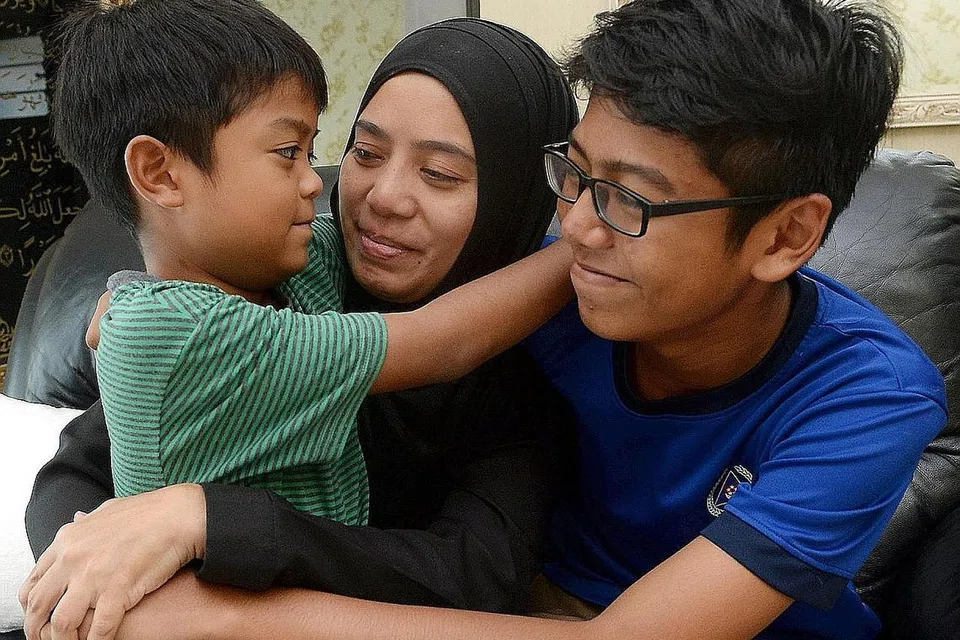 KEHILANGAN MASIH TERASA: Cik Norlin berkata beliau merindukan mesej-mesej teks arwah suaminya sejak arwah suaminya meninggal dunia akibat penyakit barah sekitar dua bulan lalu dan meninggalkannya untuk membesarkan dua anak mereka. - Foto-foto TAUFIK A. KADER