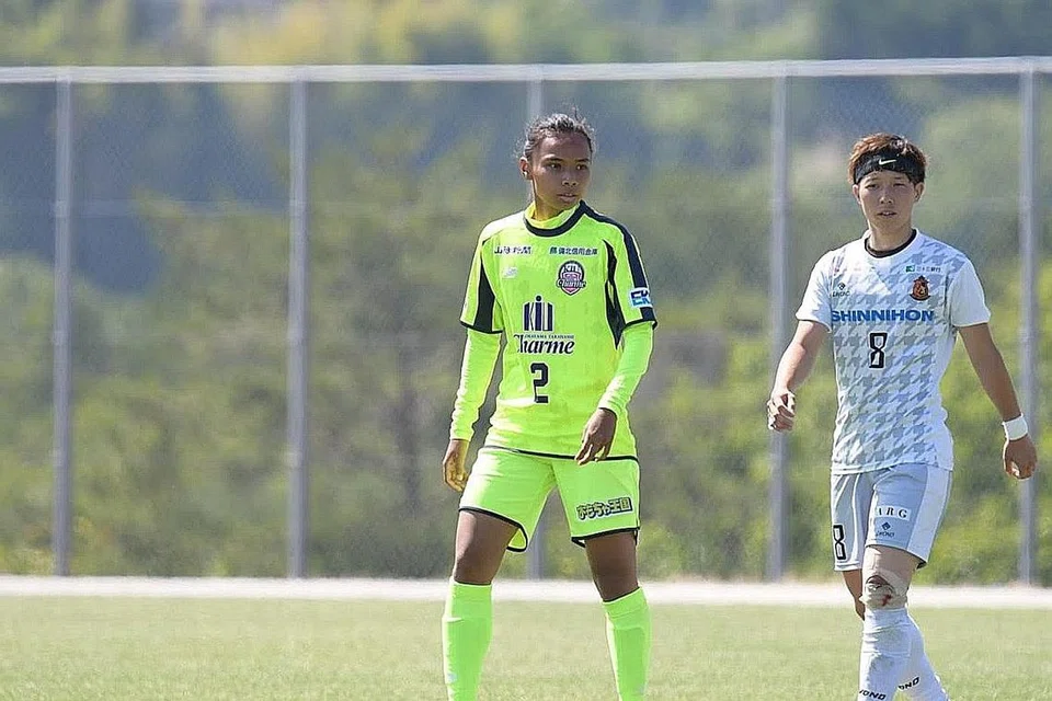 SAAT DINANTI: Rosnani membuat penampilan sulungnya di Jepun apabila dimasukkan dari bangku simpanan pada minit ke-60 untuk Kibi International University Charme dalam Liga 2 Nadeshiko dua minggu lalu. - Foto KEI AKAGI