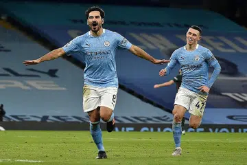 TERUS MENYERLAH: Walaupun tanpa beberapa pemain utama akibat kecederaan, Manchester City masih mampu bergantung kepada khidmat Ilkay Gundogan (kiri) dan pemain muda, Phil Foden untuk menjaringkan gol. - Foto AFP
