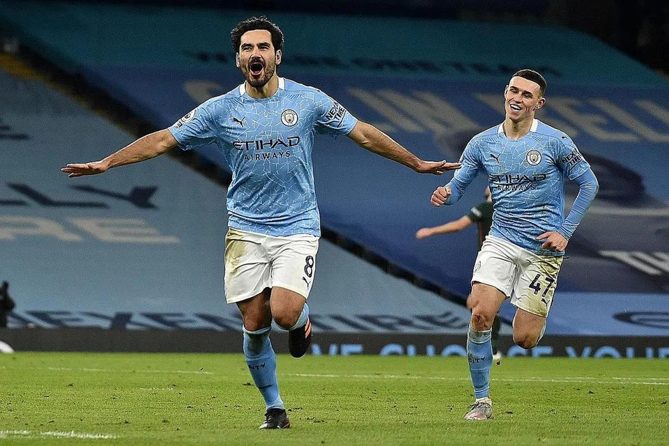 TERUS MENYERLAH: Walaupun tanpa beberapa pemain utama akibat kecederaan, Manchester City masih mampu bergantung kepada khidmat Ilkay Gundogan (kiri) dan pemain muda, Phil Foden untuk menjaringkan gol. - Foto AFP