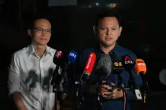 Menteri Negara Kanan (Pertahanan merangkap Kemampanan dan Sekitaran), Encik Zaqy Mohamad (kanan), dan Menteri Negara (Pertahanan), Encik Desmond Choo, bercakap dengan media di Pangkalan Udara Paya Lebar pada 12 Ogos.