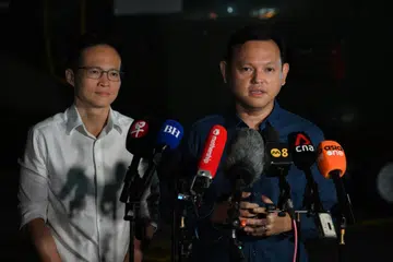 Menteri Negara Kanan (Pertahanan merangkap Kemampanan dan Sekitaran), Encik Zaqy Mohamad (kanan), dan Menteri Negara (Pertahanan), Encik Desmond Choo, bercakap dengan media di Pangkalan Udara Paya Lebar pada 12 Ogos.