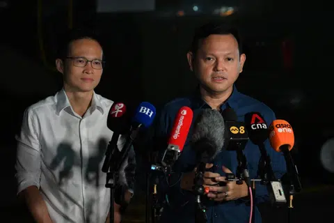 Menteri Negara Kanan (Pertahanan merangkap Kemampanan dan Sekitaran), Encik Zaqy Mohamad (kanan), dan Menteri Negara (Pertahanan), Encik Desmond Choo, bercakap dengan pihak media di Pangkalan Udara Paya Lebar pada 12 Ogos.