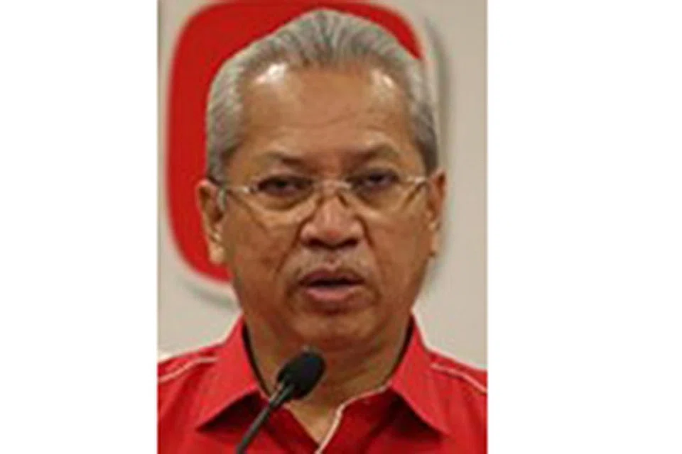 TIADA TOLAK ANSUR: Menurut wakil gabungan Muafakat Nasional, Tan Sri Annuar Musa (atas), pembentukan kerajaan perpaduan yang melibatkan DAP tidak adil kepada rakyat kerana melanggar prinsip amalan demokrasi berparlimen. - Foto INTERNET