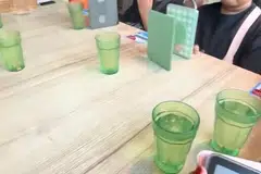 Dalam satu video yang dimuat naik ke akaun TikTok @readwithanaaa, dilihat pengguna akaun berkenaan bersama anak-anaknya yang sedang membaca buku elektronik (e-buku) di sebuah restoran.