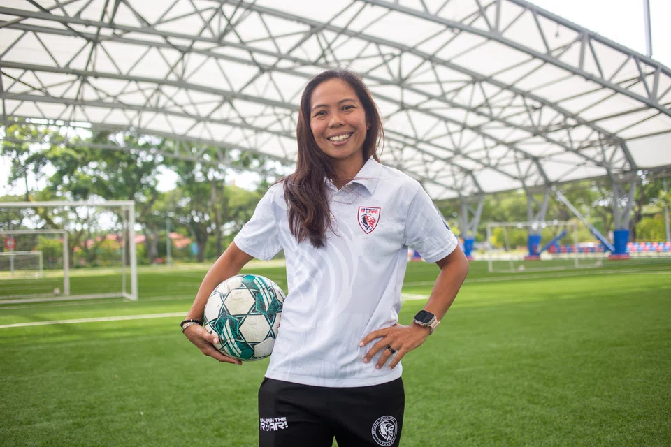 bola sepak wanita Singapura, jurulatih wanita, Ernie Sulastri Sontaril,  Unleash The Roar! (UTR!)