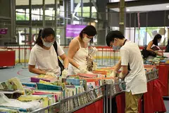 MANFAATKAN BANTUAN: Di bawah keutamaan projek Share-A-Textbook FairPrice, golongan pelajar berusia antara tujuh dengan 16 tahun ini dijemput memilih buku teks yang disumbang orang awam melalui pusat sumbangan di lebih 77 kedai FairPrice di seluruh pulau. - Foto FAIRPRICE