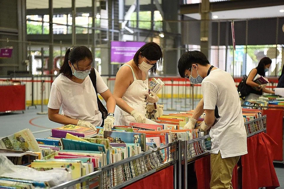 MANFAATKAN BANTUAN: Di bawah keutamaan projek Share-A-Textbook FairPrice, golongan pelajar berusia antara tujuh dengan 16 tahun ini dijemput memilih buku teks yang disumbang orang awam melalui pusat sumbangan di lebih 77 kedai FairPrice di seluruh pulau. - Foto FAIRPRICE